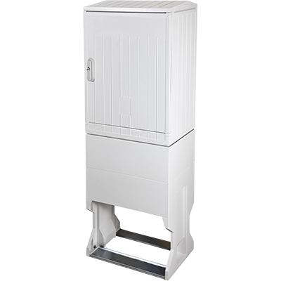 Free standing cable distribution cabinets